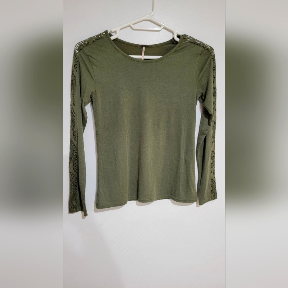  2 Poof Longsleeve shirt w/ lace on the sleeves Womens Size Medium Black & Green